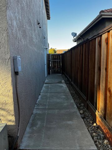 1460 Portsmouth Ln, Gustine, CA 95322