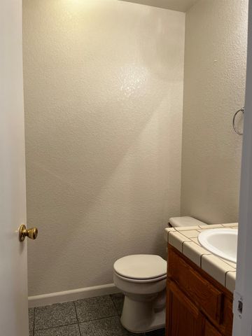 1460 Portsmouth Ln, Gustine, CA 95322