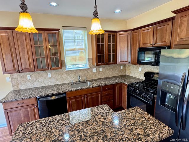 8 Green Court, Middletown, NY 10940