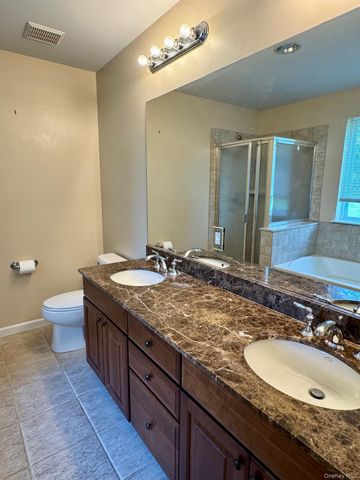 8 Green Court, Middletown, NY 10940