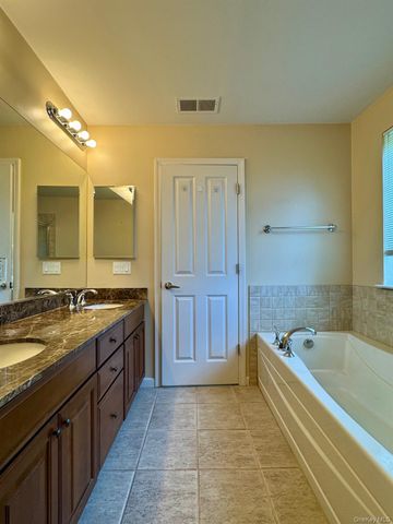 8 Green Court, Middletown, NY 10940