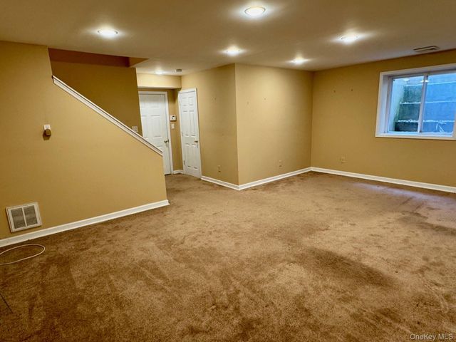 8 Green Court, Middletown, NY 10940