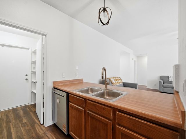 271 Saddle Brook Dr, San Antonio, TX 78245