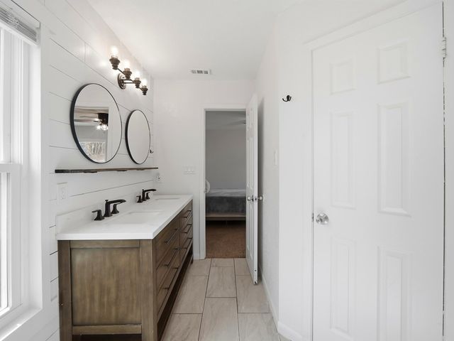 271 Saddle Brook Dr, San Antonio, TX 78245