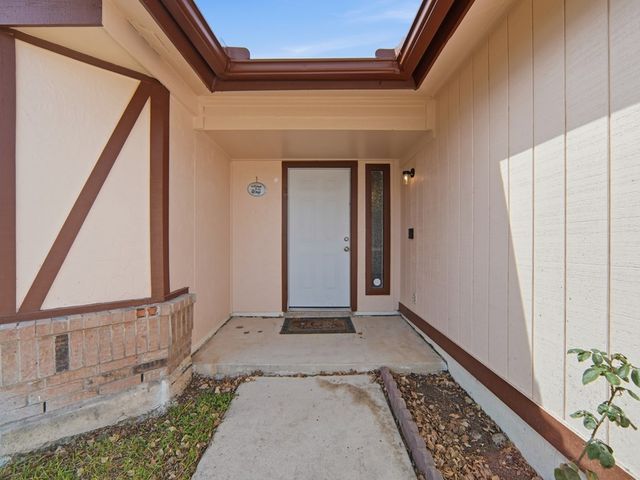 271 Saddle Brook Dr, San Antonio, TX 78245