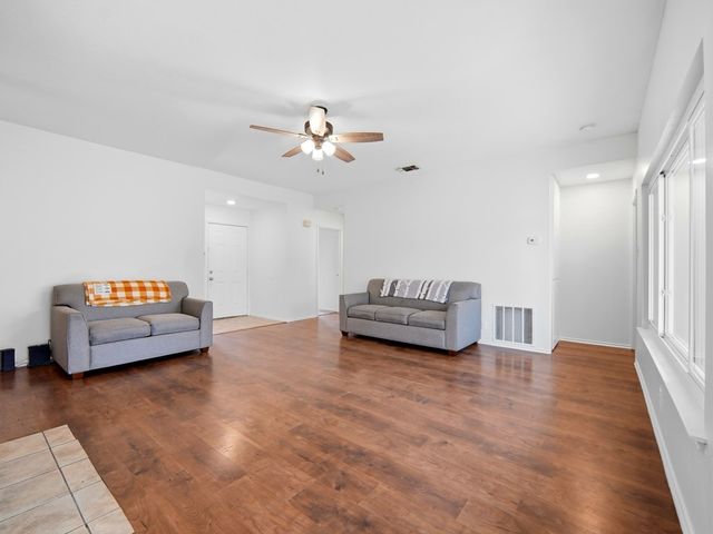 271 Saddle Brook Dr, San Antonio, TX 78245