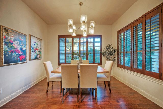 7 Parkside RD, The Hills, TX 78738