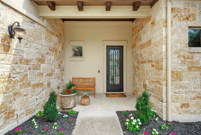 7 Parkside RD, The Hills, TX 78738