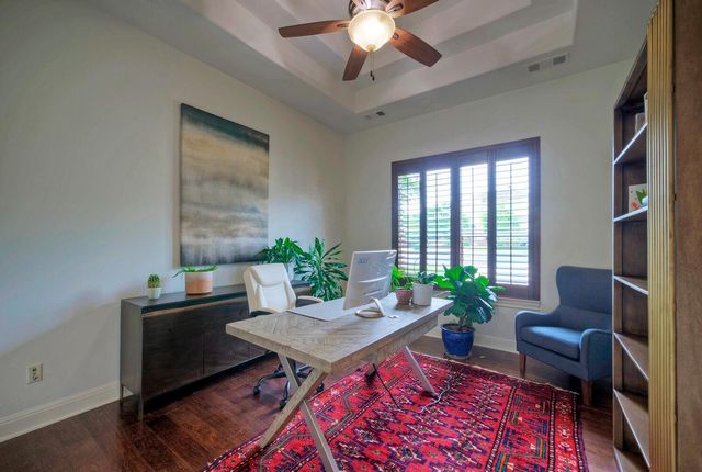 7 Parkside RD, The Hills, TX 78738