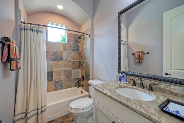 7 Parkside RD, The Hills, TX 78738