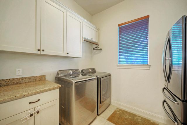 7 Parkside RD, The Hills, TX 78738