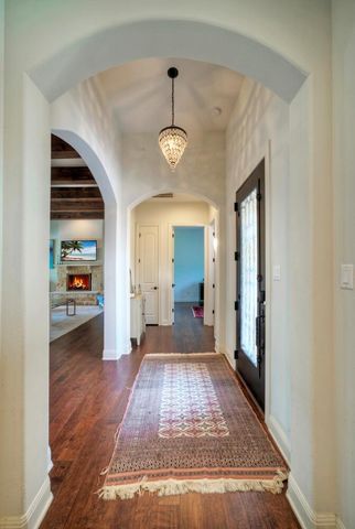 7 Parkside RD, The Hills, TX 78738