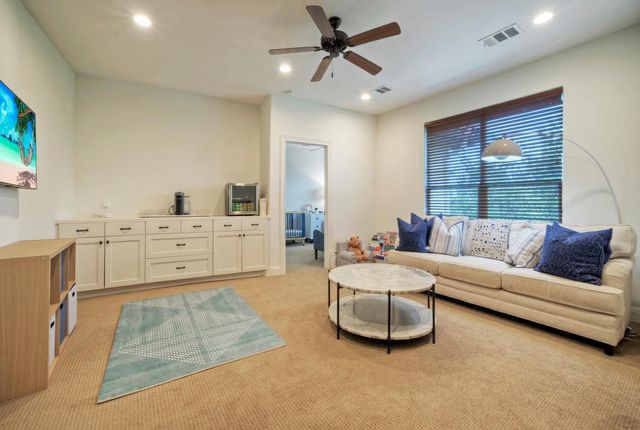 7 Parkside RD, The Hills, TX 78738