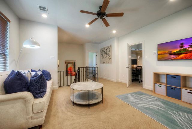 7 Parkside RD, The Hills, TX 78738