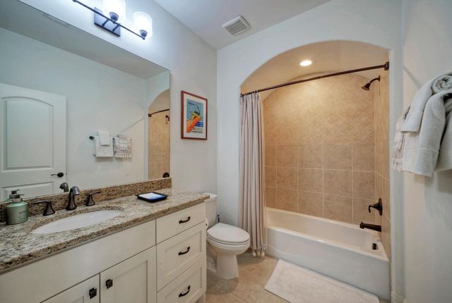 7 Parkside RD, The Hills, TX 78738