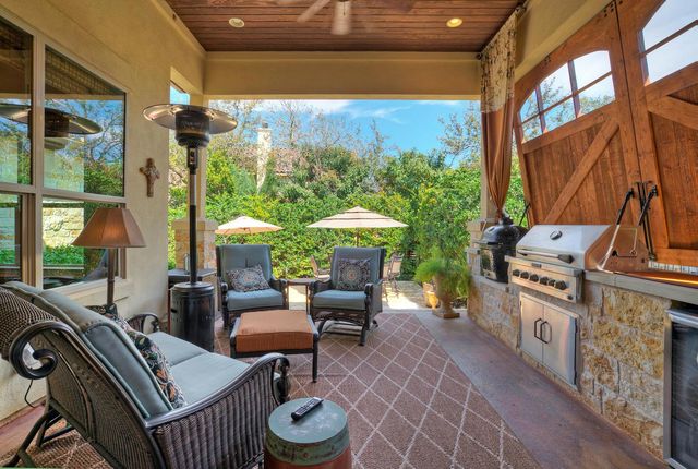 7 Parkside RD, The Hills, TX 78738