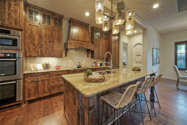 7 Parkside RD, The Hills, TX 78738