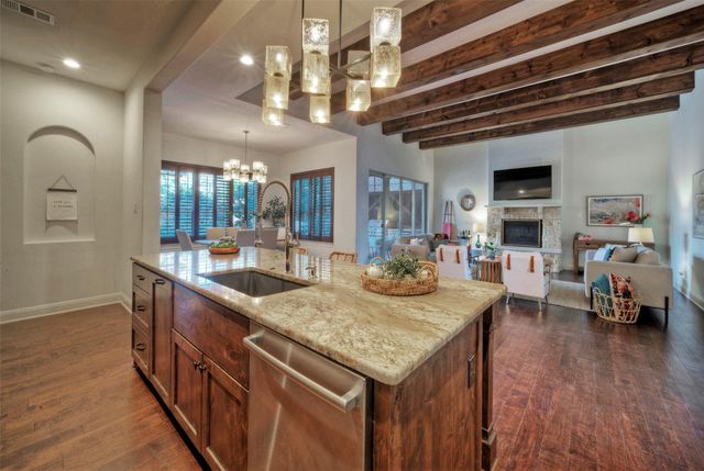 7 Parkside RD, The Hills, TX 78738