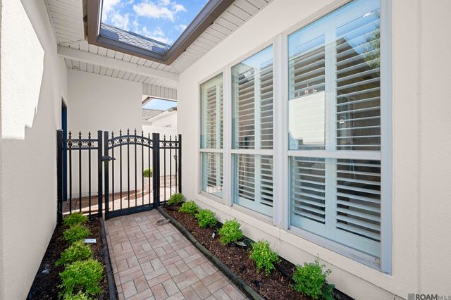 5380 Courtyard Dr, Gonzales, LA 70737