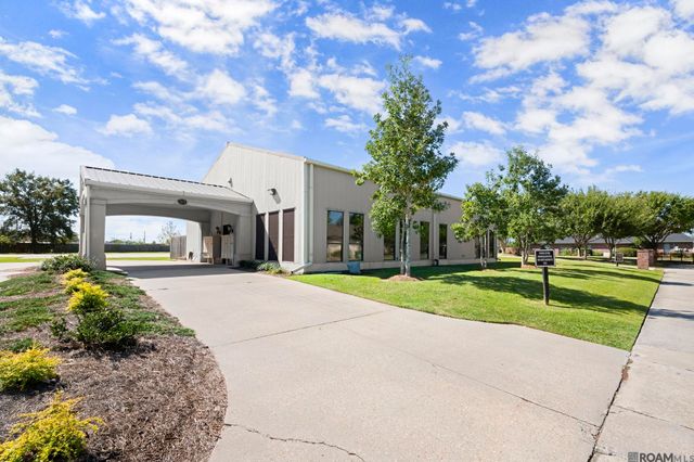 5380 Courtyard Dr, Gonzales, LA 70737