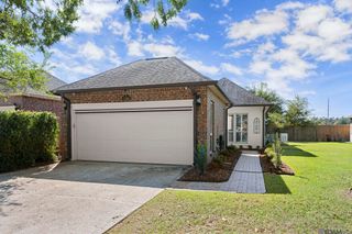 5380 Courtyard Dr, Gonzales, LA 70737