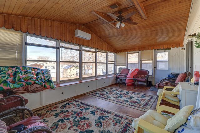 1411 2nd Avenue, Camanche, IA 52730