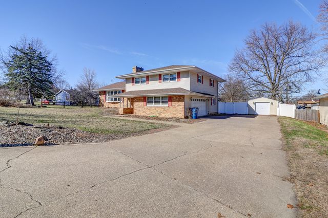1411 2nd Avenue, Camanche, IA 52730