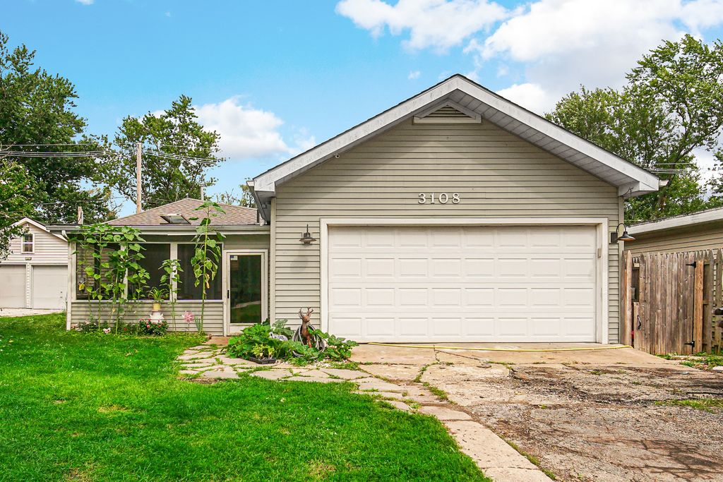 3108 S Woods Avenue, Mchenry, IL 60051