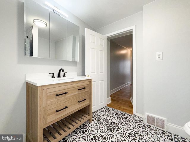 2136 E TUCKER ST, Philadelphia, PA 19125