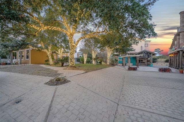 614 Pine Gully Road Loft, Seabrook, TX 77586