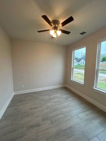 2215 Beverly Drive, Granbury, TX 76048
