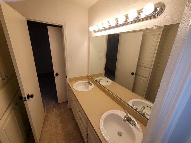 110 La Fawn Circle, Garland, TX 75043