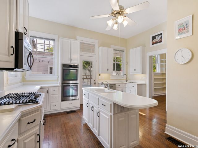 125 W Agarita Ave., San Antonio, TX 78212