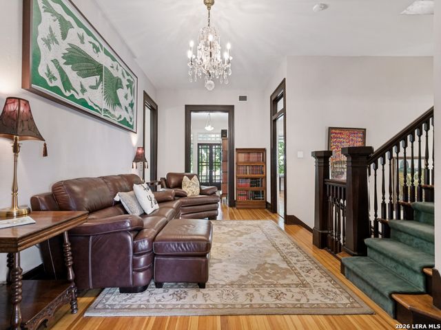 125 W Agarita Ave., San Antonio, TX 78212