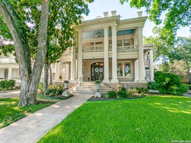 125 W Agarita Ave., San Antonio, TX 78212