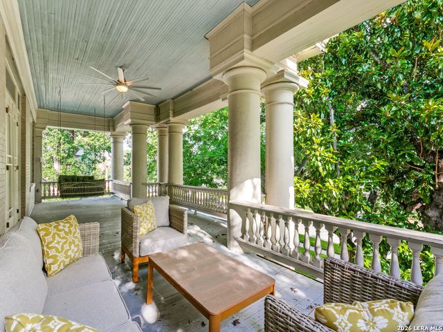 125 W Agarita Ave., San Antonio, TX 78212