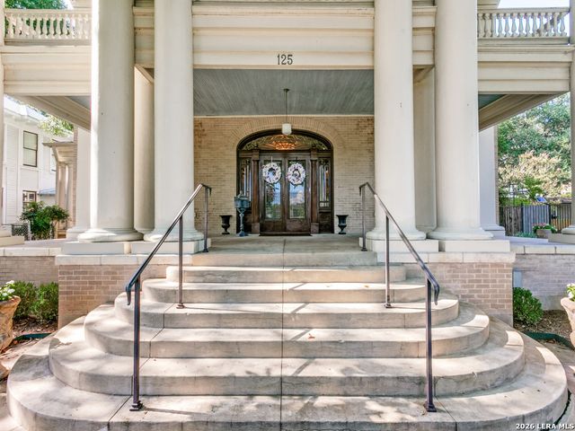 125 W Agarita Ave., San Antonio, TX 78212