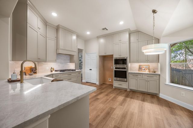 2 Gilded Crest Court, The Woodlands, TX 77382