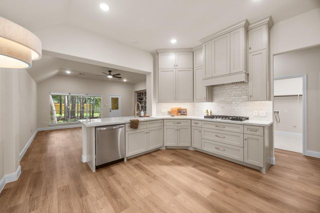 2 Gilded Crest Court, The Woodlands, TX 77382