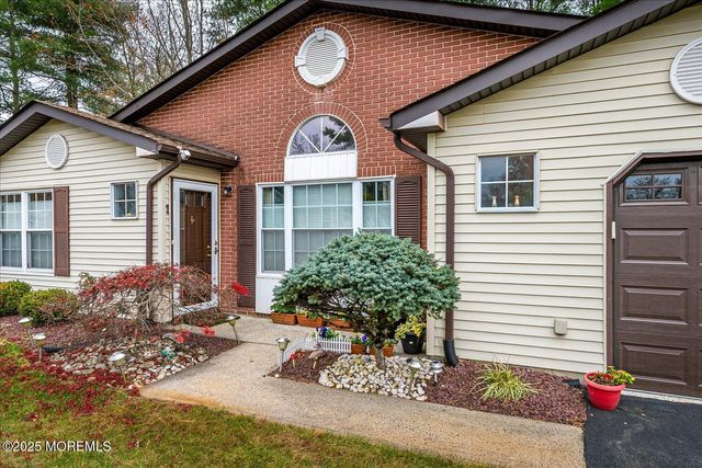 1 Linton Close, Freehold, NJ 07728