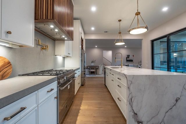 309 Avenue Of Oaks Street, Houston, TX 77009