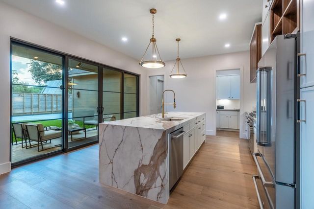 309 Avenue Of Oaks Street, Houston, TX 77009