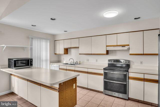 45 S BEN HOGAN DR, Etters, PA 17319