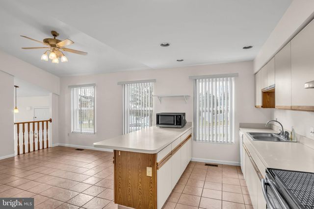 45 S BEN HOGAN DR, Etters, PA 17319