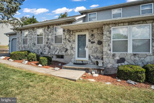 45 S BEN HOGAN DR, Etters, PA 17319