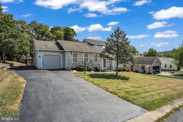 45 S BEN HOGAN DR, Etters, PA 17319