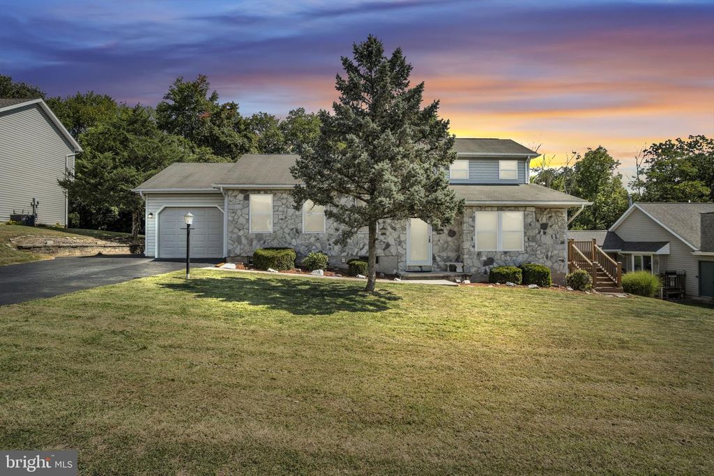 45 S BEN HOGAN DR, Etters, PA 17319