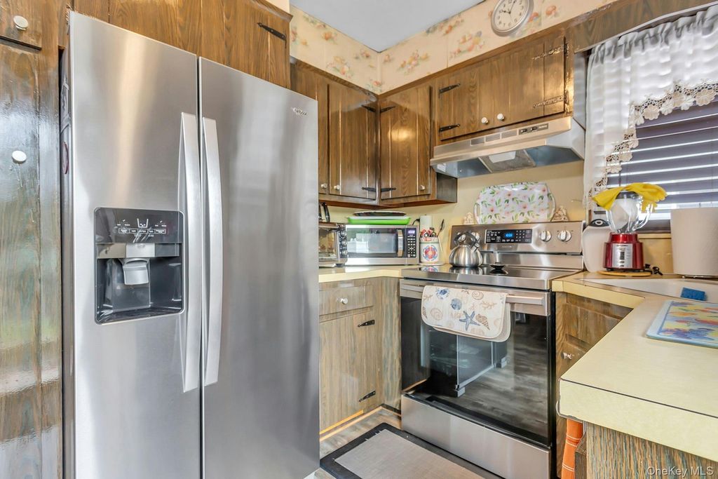 996 Merillon Avenue, Westbury, NY 11590 — photo 4