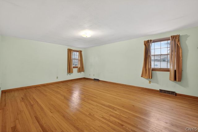 12 Kiwi Path, Clay, NY 13090