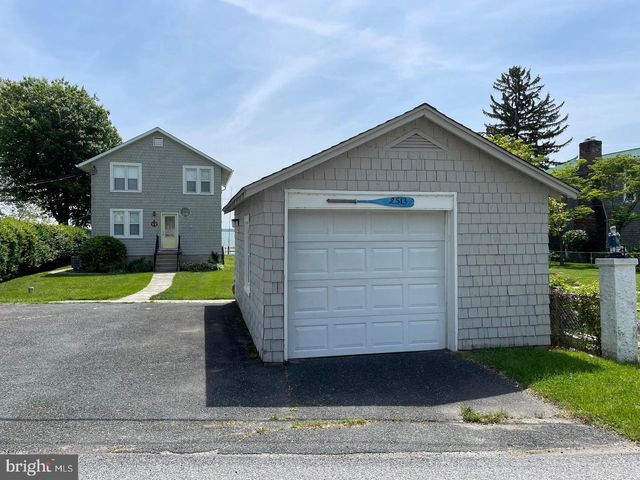 2513 BARRISON POINT RD, Essex, MD 21221